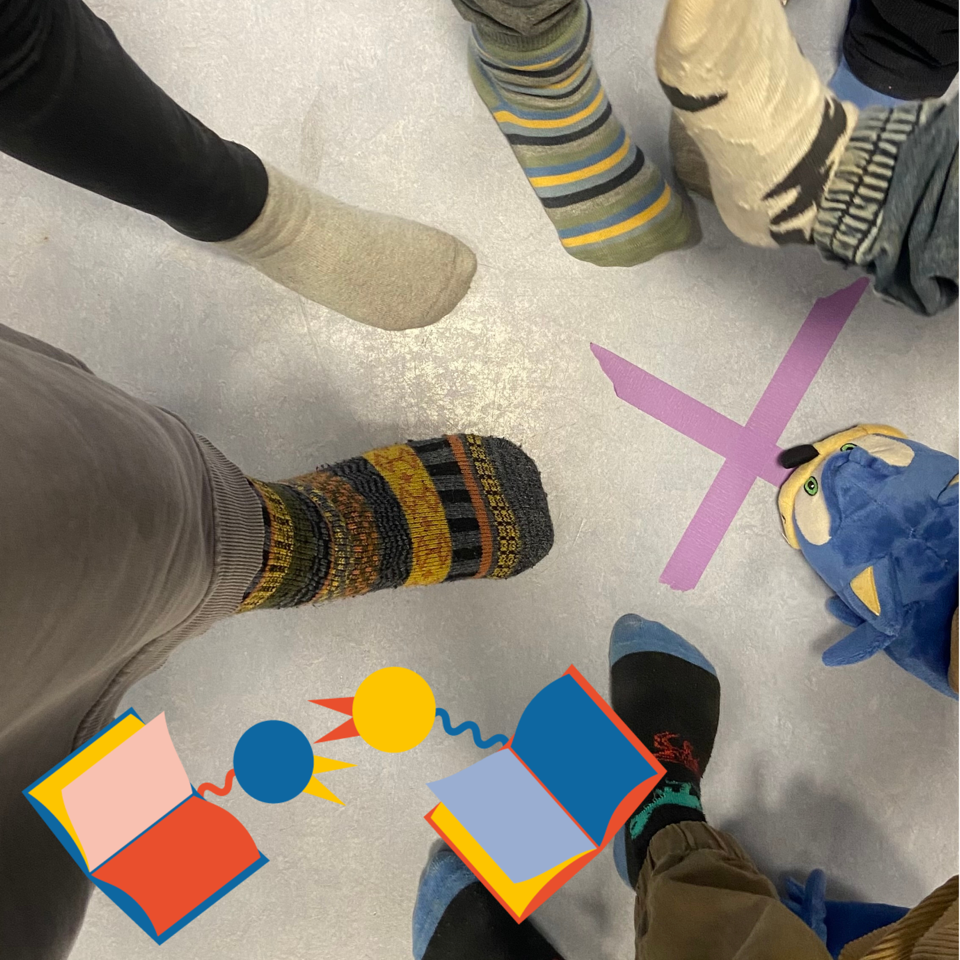 Kinderfüße mit bunten Socken und KIKUs Grafik