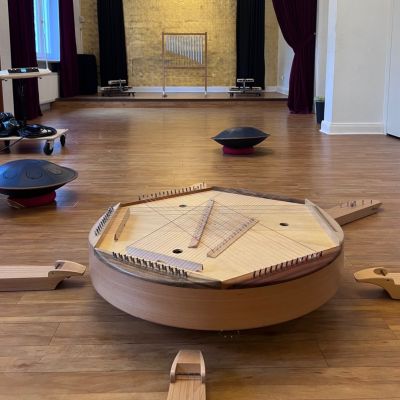 Musikinstrumente im Theatersaal