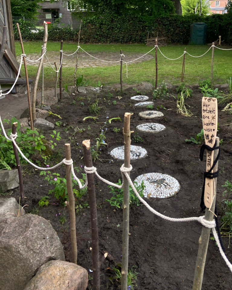 Und wir bauen einen kleinen Schutz für die Insektenwiese :)