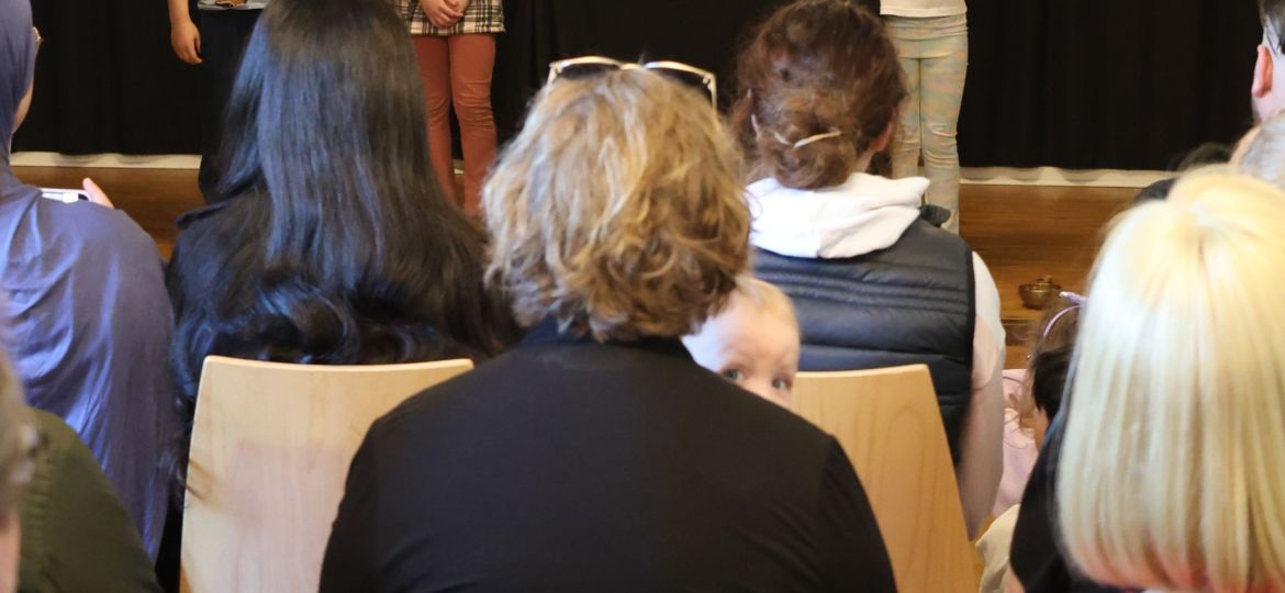 Fünf Kinder stehen auf der Bühne und erzählen eine Geschichte mit dem Kamishibai