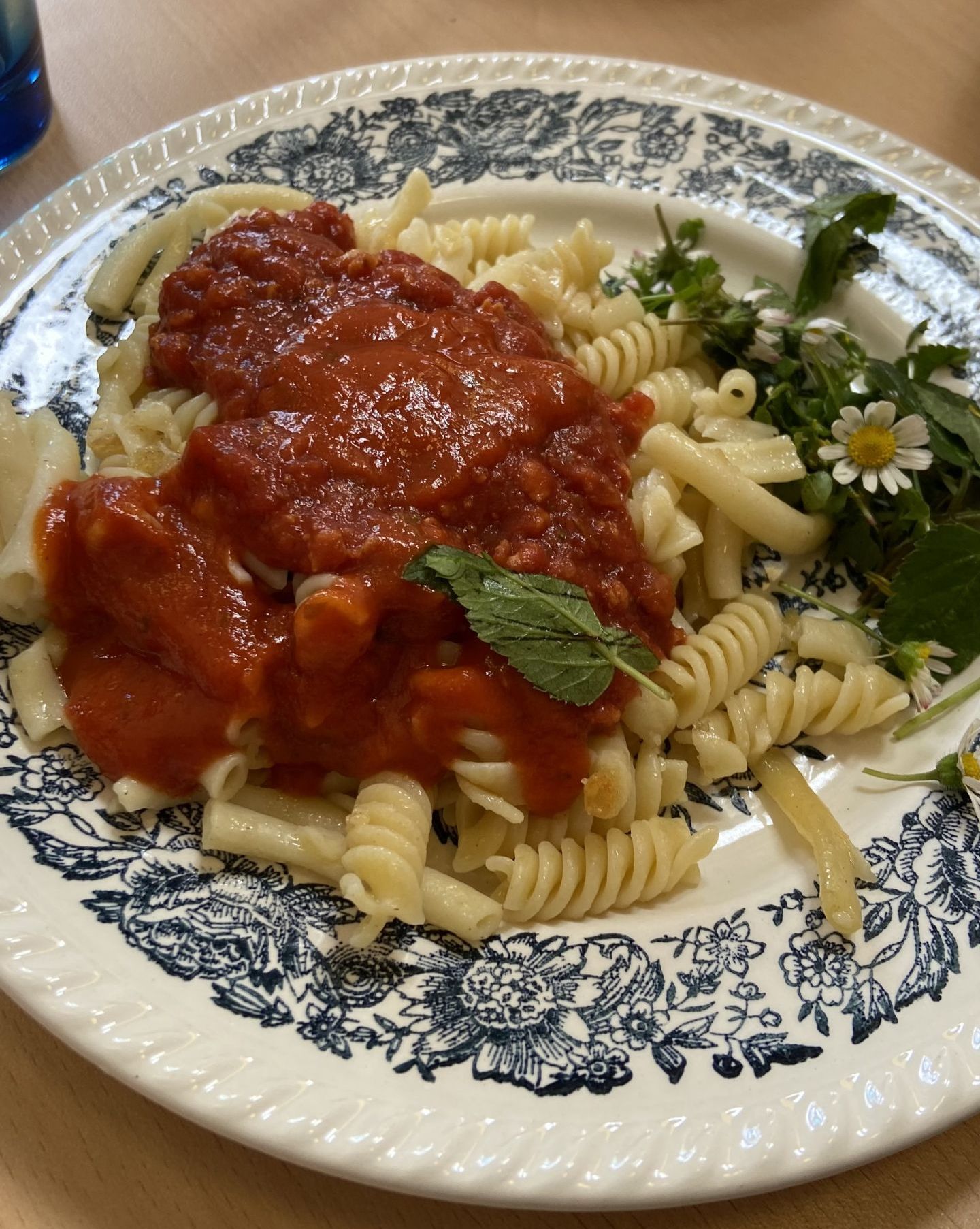 Mittagessen mit Wildkräuter-Pesto