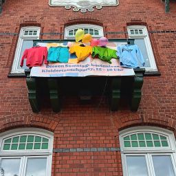 Hausfassade mit Kleidungsstücke auf dem Balkon