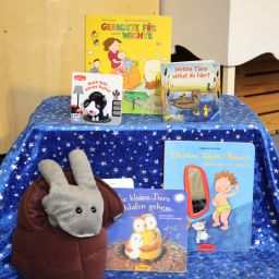 Bilderbücher für Babys und eine Plüschschnecke