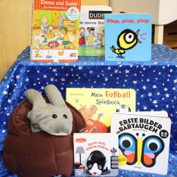 Bunte Pappbilderbücher und eine Plüschschnecke