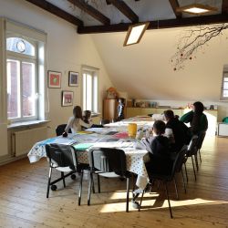 Die Leseclub-Kinder sitzen am Tisch und diskutieren über die Geschichte