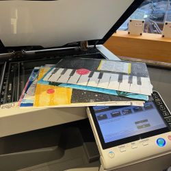 Selbstgemachte Illustrationen liegen auf einem Drucker