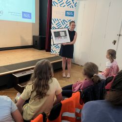 Eine Frau zeigt ein Bild im Institut Francais