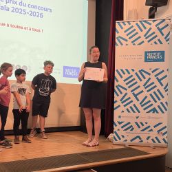 Kinder erhalten eine Urkunde im Institut Francais