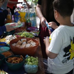 Menschen bedienen sich am Buffet.