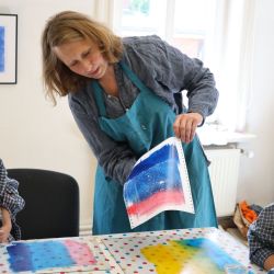 Illustratorin Miriam Elze zeigt Drucktechniken