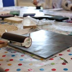 Kreativer Workshop mit Farbe und Walze