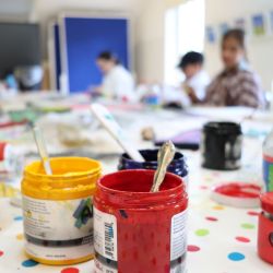 Kreativer Workshop mit Farbe und Walze